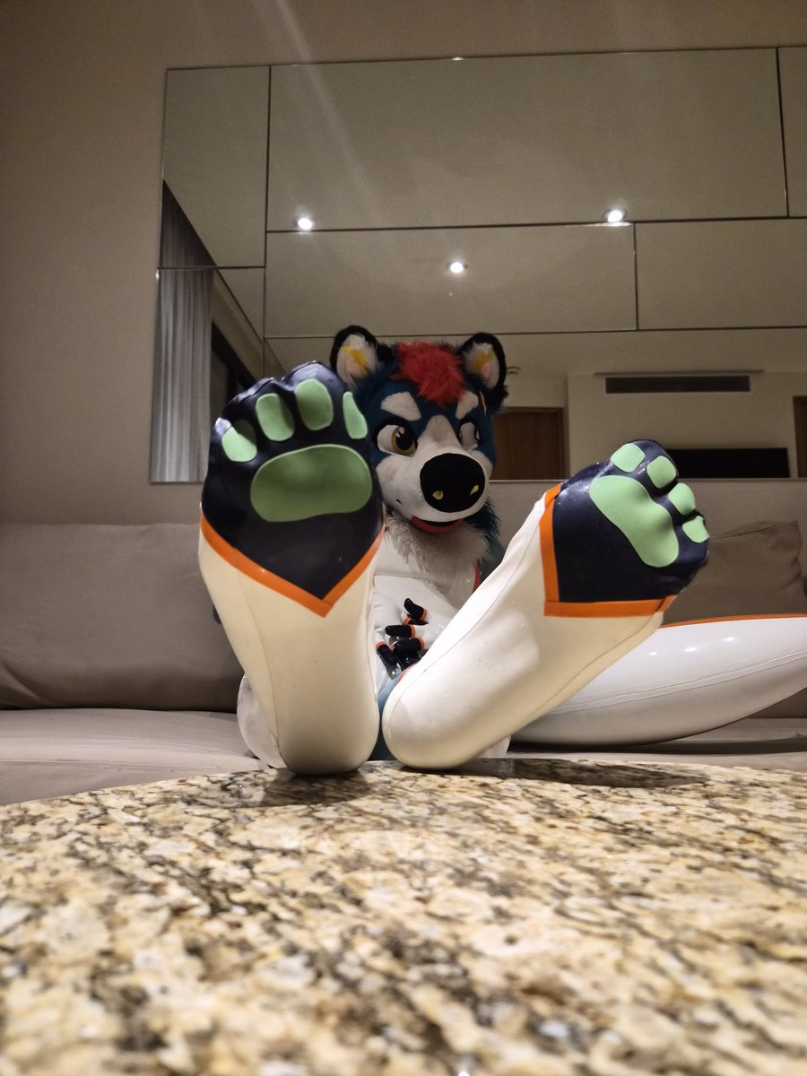 shinyivir's tweet photo. Happy #squeakysaturday some paws for you ^^
#Rubberfur #Latexfur https://t.co/S7rrqqULOq