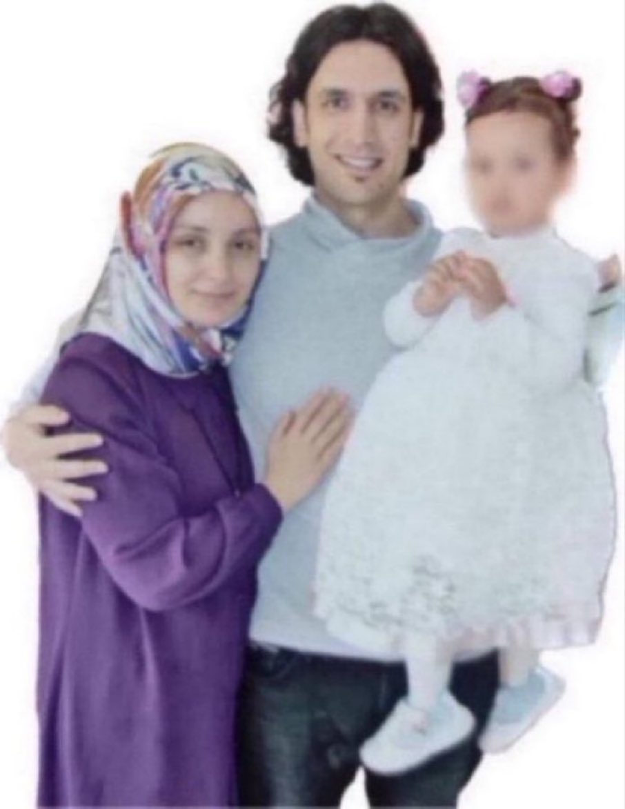 Kadininn_Sesi's tweet photo. Yasemin ve Kasım Melizci çifti 21 Ocak 2021’den beri cezaevinde. Kızları Saime, cezaevine bir bebek olarak girdi; 6 yaşında annesinden ayrılmak zorunda kaldı.
Bir çocuğun hayatındaki en önemli yıllar cezaevi duvarları arasında geçmemeli. Saime’nin kaybolan çocukluk yılları geri gelmeyecek. Aile bütünlüğü ve çocuğun yararı gözetilmeli.

@Nesrinnas
#KadınınSesi 
Günlerden MustafaKabakçıoğlu
