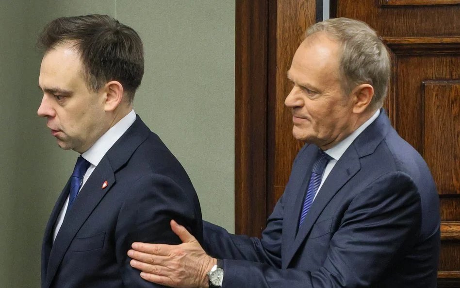 EwaZajaczkowska's tweet photo. Wariactwo❗ Mając Tuska i Domańskiego, Polska nie potrzebuje więcej wrogów - przez pierwsze 7 miesięcy tego roku zadłużyli Polskę na 141 MILIARDÓW złotych❗🤯

Nikt w historii III RP nie topił nas w długu tak, jak ci dwaj szkodnicy 👇

❌ Po 7 miesiącach tego roku deficyt wynosi już ponad 141 MILIARDÓW złotych, czyli zadłużają nas na 665 milionów dziennie
❌ Sam koszt obsługi długu publicznego wyniesie w tym roku ok. 90 miliardów zł, czyli tyle ile wpływy z podatku CIT
❌ Polska znalazła się wśród państw UE z najszybszym wzrostem długu publicznego w relacji do PKB
❌ W przyszłym roku deficyt budżetu państwa ma być jeszcze wyższy i wynieść rekordowe ponad 282 miliardy złotych
❌ W przyszłym roku w NFZ ma brakować 41 miliardów i to pomimo cięć w dostępie do lekarzy

Tempo zadłużania rekordowe, deficyty rekordowe, ochrona zdrowia z gigantycznym deficytem, brakuje pieniędzy na badania i zabiegi ratujące życie, a rachunki i opłaty rosną. W międzyczasie działacze KO i ich znajomi rozkradają miliony złotych przeznaczone na pomoc dla powodzian, a kolejne pieniądze przepalane są na raporty wygenerowane przez AI.

To jest topienie finansów publicznych w kompletnym bagnie i robienie z Polski drugiej Grecji. Powiedzieć, że panowie z obrazka mają kompletnie gdzieś to państwo, to nic nie powiedzieć.

Przyszłoroczne wybory to będzie ostatni dzwonek, żeby zatrzymać ten szał zadłużania nas i przyszłych pokoleń Polaków! 🇵🇱