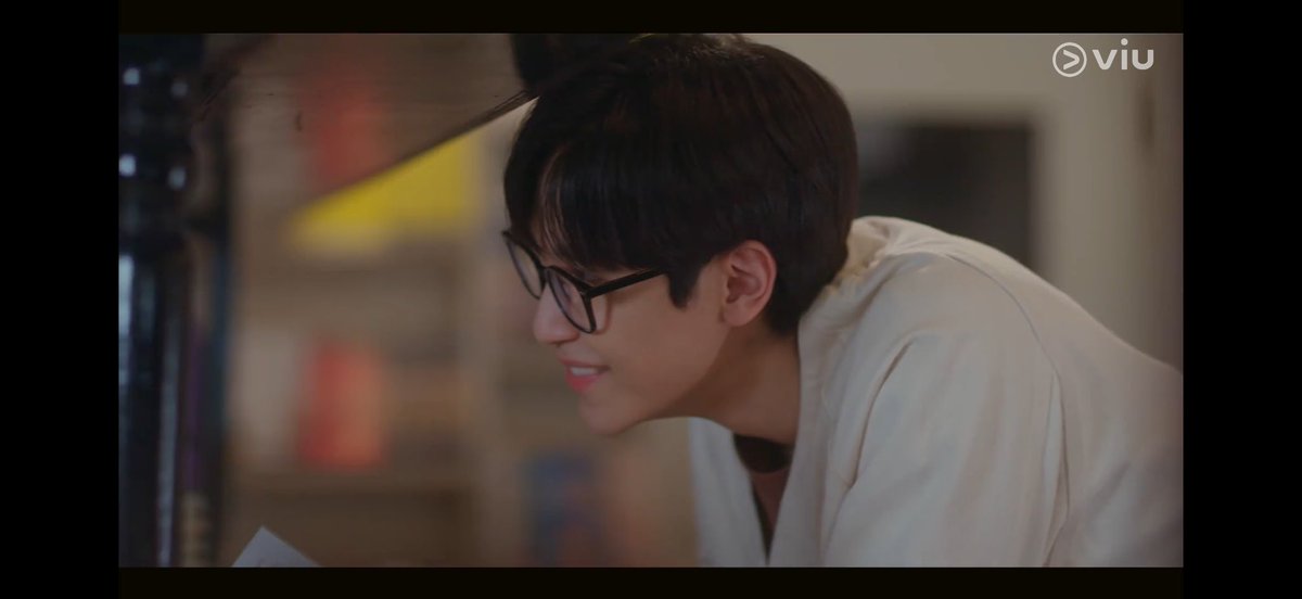 plewplewpleww's tweet photo. พึ่งมีเวลาว่างมาไล่ดูผลงานจูเนียร์มาร์ค คือจริงๆ รู้จักจูเนียร์มาร์คมาสักพักแล้ว แต่ไม่ได้ตามจริงจัง จนมาโดนตกตอนคอน sunnymoon เลยกลับมาไล่ดูทั้งสายรหัส, my romance, cherry magic, midnight museum 

พี่จูเนียร์ก่อน นี่ดูพี่ไฟฟ้าเป็นเรื่องแรก แต่พอไปดูเรื่องอื่น คือไม่ติดภาพพี่ไฟฟ้าไปเรื่องอื่นเลย เพราะพี่จูเล่นเป็นคนละตัวละครจริงๆ แต่ละตัวละครมีวิธีพูด วิธีแสดงออก และจังหวะของตัวเองหมดเลย ตอนนี้กำลังดูพี่จินตะ แล้วรู้สึกว่าพี่จูเก็บรายละเอียดตัวละครดีมาก ทั้งความเนิร์ด ความเข้าสังคมไม่เก่ง การพูดเร็วๆ เหมือนคนความคิดวิ่งเร็วกว่าปาก ซึ่งเป็นบุคลิกที่ค่อนข้างตรงข้ามกับตัวจริง แต่พี่จูก็ทำออกมาได้เป็นธรรมชาติมาก

ส่วนพี่มาร์ค รู้สึกว่าพัฒนาขึ้นมากๆ ไม่ได้ดูตามไทม์ไลน์ แต่เห็นความต่างของแต่ละผลงานชัดมาก แล้วนี่แอบรู้สึกว่าพี่มาร์คน่าจะฝึกเรื่องการออกเสียงคำควบกล้ำมาด้วยหรือเปล่า เพราะช่วงหลังๆ ออกเสียงชัดขึ้นมาก จากมิน > ไวน์ > ไป๋ มาร์คแสดงมีมิติมากขึ้น จากตัวละครกลมๆ เริ่มมีเหลี่ยมมุม มีความรู้สึกซับซ้อน เป็นมนุษย์มากขึ้น พัฒนาทั้งสายตา สีหน้า และการรับส่งอารมณ์ให้คู่แสดง พอดูเรียงกันหลายเรื่องแล้วมันยิ่งเห็นพัฒนาการของทั้งสองคนชัดมาก 

ตอนนี้นั่งไล่ดูผลงานย้อนหลังแล้วรู้สึกว่า โชคดีเหมือนกันนะ ถ้าไม่ได้รู้จักจูมาร์ค ก็คงไม่รู้ว่าตัวเองกำลังจะได้เจอนักแสดงที่มีผลงานดีๆ ให้ตามอีกเยอะขนาดนี้ ยิ่งไล่ดูก็ยิ่งรู้สึกว่าเขาเก่งขึ้นเรื่อยๆ รู้สึกดีที่ได้มาเจอในช่วงเวลานี้ อาจจะไม่ได้เริ่มมาด้วยกันตั้งแต่แรก แต่ก็ไม่เป็นไรเลย เพราะอย่างน้อยเราก็ได้มาเจอทั้งสองคนในช่วงเวลาที่พรั่งพร้อมที่สุดช่วงหนึ่งของเขา ได้เห็นทั้งผลงานที่ค่อยๆ เติบโตขึ้น และได้เห็นเขาเก่งขึ้นเรื่อยๆ แบบนี้ ก็คงเป็นช่วงเวลาที่โชคดีมากแล้ว