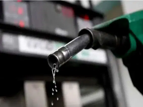 vanguardngrnews's tweet photo. Petrol price rises 9% to N1,310/litre despite falling crude oil prices – Report

https://t.co/jQkgQt0uG1 https://t.co/nNdUt4SkQe
