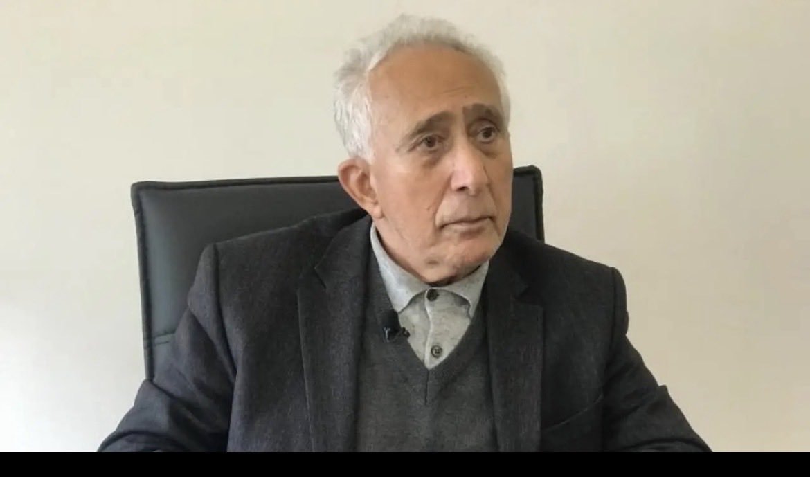 DBP_GenelMerkez's tweet photo. Em wefatkirina rêzdar Mehdî Zana bi xemginî pêşwazîkirin. 

Birêz Mehdî Zana wek siyasetmedarekî Kurd û parazvanekî mafê mirovan, di her kêliyên jiyana xwe de sekneke birûmet meşand. Bi sekna ku meşand tu caran li hember neheqiyê bêdeng nema û di têkoşîna gelê Kurd a ji bo jiyaneke wekhev de bû xwedî kedeke girîng. 

Ev sekna wî ya birûmet wê her tim di bîr anînên me de bijî. Bi vê mabestê em ji malbata Zana re sersaxiyê dixwazin.

***
Ma wefatkerdişê rêzdar Mehdî Zana bi xemgînî pêşwazî kenê.

Birêz Mehdî Zana sey sîyasetmedarêko kurd û pawitoxê heqanê merdiman, her hela cuya xo de reftarêko birûmet ramit. Bi reftaro ke ramit caro hemverê neheqîye bêdeng nêmend û têkoşînê şarê kurdî yê seba cuyêka têduşte de wayîrê kedêka pîle bî.

No reftarê ey yo rûmetdar do hertim vîrê ma de biciwîyo. Bi na wesîle ma keyeyê Zana rê zerre û xatir wazenê.
