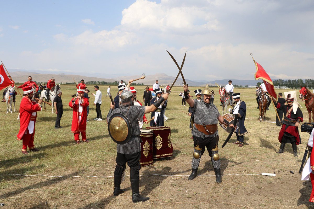 mehmethsyngl's tweet photo. 🐎 Ağrı’da kadim bir gelenek yeniden hayat buldu…

Valiliğimizin himayelerinde düzenlediğimiz Mahalli At Yarışlarında; emeğe, azme, dostluğa ve atçılık kültürümüze hep birlikte şahit olduk.

Bu güzel geleneği yaşatan yetiştiricilerimize ve emeği geçen herkese teşekkür ediyorum. https://t.co/NRRS7flDlB