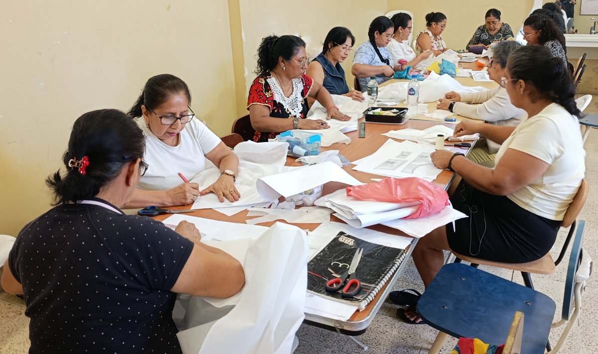 ZumarGye's tweet photo. Alumnas del Taller de lencería par damas en ZUMAR aprovecharon este sábado para confeccionar sostenes, calzones y otras prendas femeninas.
La Alcaldía de Guayaquil promueve estos espacios a través de ZUMAR para generar emprendimientos, porque #GuayaquilNoSeDetiene #ObraDeAquiles https://t.co/dLgGKaVrOm