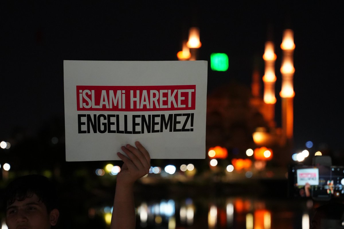 hocamzn_sesi's tweet photo. Alparslan Kuytul Hocaefendi'nin talebeleri ve sevenleri dev yürüyüşü tarihi Taşköprüde sloganlar eşliğinde sonlandırdı.

FurkanHareketi TekYürek
ÖzgürlükIçin Meydandayız
HocamıSerbest Bırakın https://t.co/Jajc4CCr9j