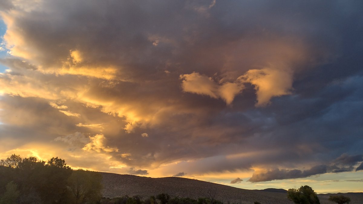 doomcircusclown's tweet photo. about last night #cawx
.. just another OMG sierra sunset golden clouds california high desert skyline https://t.co/GD6BDJN7nZ