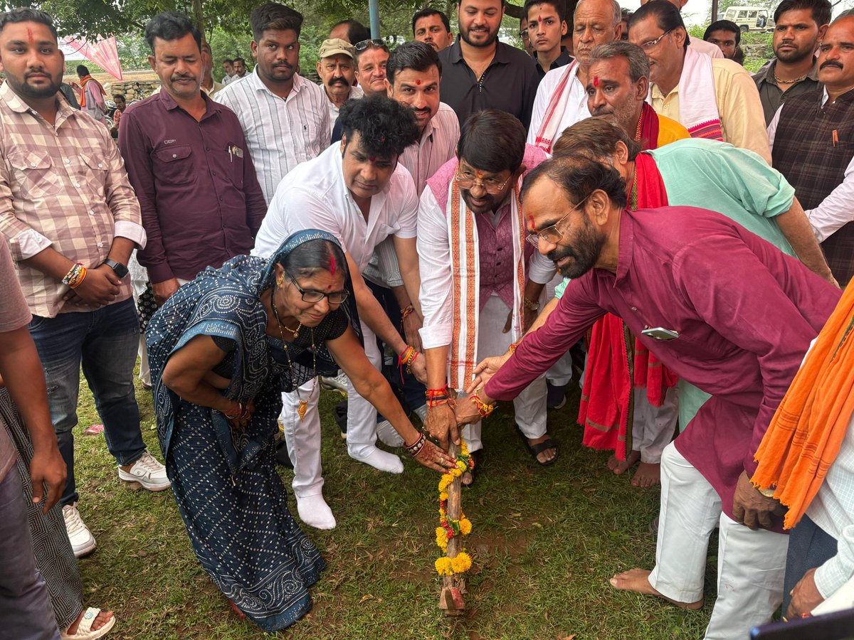 Lakhan_BJP's tweet photo. आज पथरिया विधानसभा के ग्राम नरसिंहगढ़ में 50 लाख रुपये की लागत से निर्मित होने वाले सार्वजनिक भवन (शादी घर) का भूमिपूजन किया।

लगभग 6 हजार वर्गफीट में बनने वाले इस भवन में विशाल हॉल एवं कमरों का निर्माण होगा। इस भवन का मुख्य उद्देश्य हमारे आर्थिक रूप से कमजोर परिवारों को विवाह जैसे मांगलिक आयोजनों के लिए एक सम्मानजनक एवं सुविधाजनक स्थान उपलब्ध कराना है। साथ ही इसका उपयोग सामाजिक बैठकों एवं अन्य सामुदायिक कार्यक्रमों के लिए भी किया जा सकेगा।

नरसिंहगढ़ एक बड़ा केंद्र है, यहाँ लंबे समय से एक सार्वजनिक भवन की आवश्यकता थी। इस निर्माण कार्य से क्षेत्रवासियों की यह मांग पूरी होगी।
