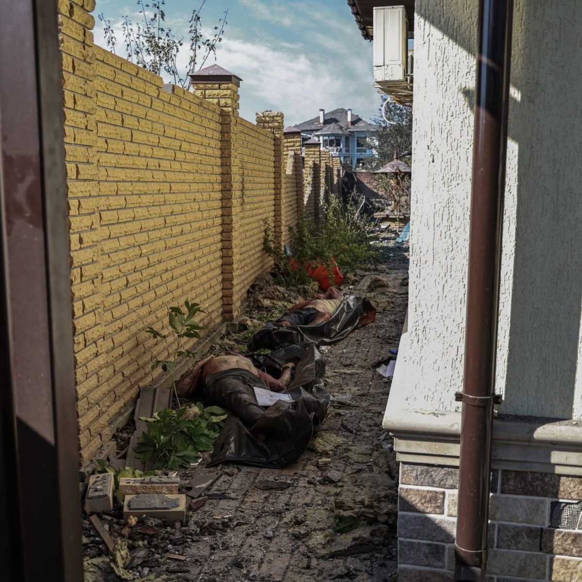 BowesChay's tweet photo. Another war crime has been committed in Kievs Bucha district, and once again, it was committed by the Ukrainian Army against its own people. 

Four years ago, they killed their own, and blamed Russia, yesterday they did the same. https://t.co/rqe2Lzm2QR
