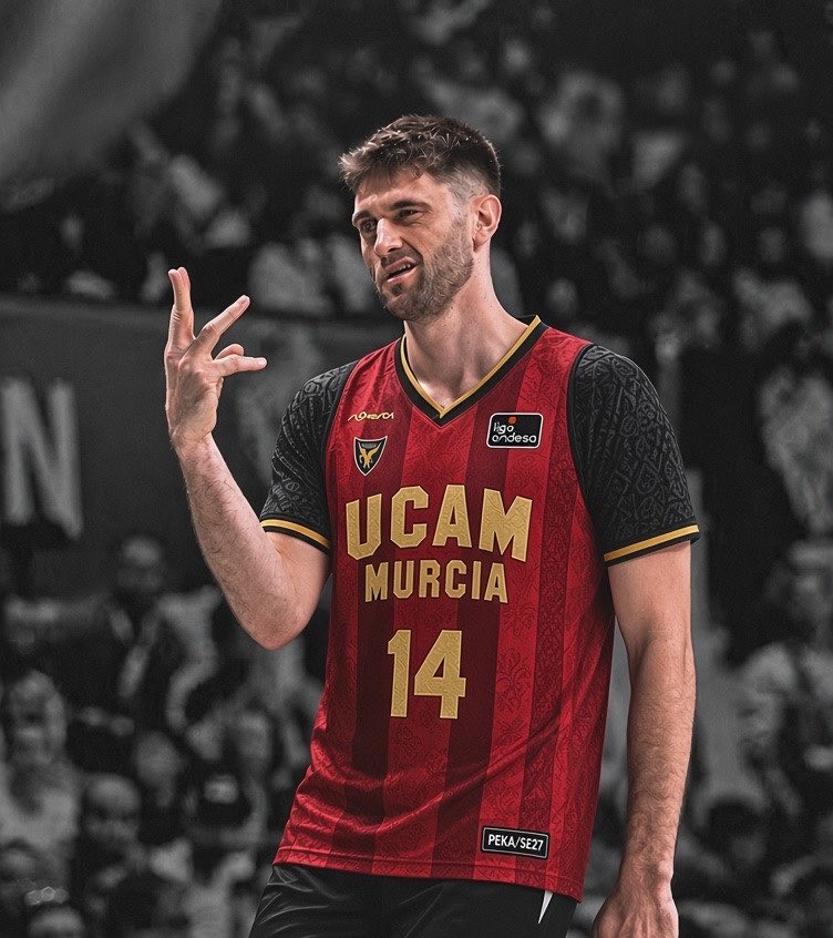 GradaSR27's tweet photo. Que dice @2sleevs que la camiseta de nuestra peña le queda como un guante.

Te hacemos llegar una amigo. Nos vemos este año. Un abrazo crack. One of us. https://t.co/KWmYRWVfAs