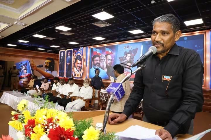 thirumaofficial's tweet photo. தமிழ்த்தேசிய எழுச்சி மாநாடு மலர் வெளியீட்டு விழா இன்று சென்னை வள்ளுவர் கோட்டத்தில் நடைபெற்றது. மாநாட்டு மலரை நான் (தொல்காப்பியன் திருமாவளவன்) வெளியிட உணர்ச்சிக்கவிஞர் காசிஆனந்தன் அவர்கள் பெற்றுக்கொண்டார். விசிக பொதுச்செயலாளர்கள் சிந்தனைசெல்வன், ரவிக்குமார், திரைப்பட இயக்குநர்கள் இரா.பார்த்திபன், மாரி செல்வராஜ், மே 17 இயக்க தலைவர் திருமுருகன் காந்தி ஆகியோர் வாழ்த்துரை வழங்கினர். 

'தமிழ்த்தேசிய செயல்வடிவம் திருமா ' என்னும் தலைப்பில் கவியரங்கம் புரட்சிக்கனல் இளையகம்பன் தலைமையில் நடைபெற்றது. 
அமைச்சர் வன்னிஅரசு அவர்கள் வரவேற்புரை வழங்கினார்.
பாவலர் தமிழமுதன், பாவலர் அருண்பாரதி, பாவலர் தமிழ்த்தம்பி, பாவலர் லாவரதன் ஆகியோர் கவிப்பாடினர்.

இசையரசு கலைக்குழுவின் இசைப்பொழிவு நடைபெற்றது .
