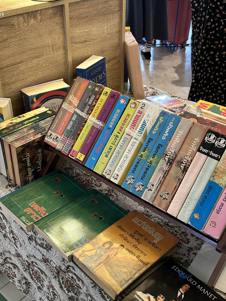 sonnetnco's tweet photo. Recap #reshelfmarket day 1 📚🛍️
มีความสุขมากที่ได้เห็นนักอ่านยืนเลือกหนังสือกัน โมเม้นต์ที่จับหนังสือ พลิกไปมาด้วยความน่าสนใจของสันหรือปกหนังสือ ได้พูดคุย ทักทาย ค้นหาหนังสือที่ใช่ เนื้อหาที่ชอบ ทีมงานรีเชลฟ์น่ารักมากทุกคน บรรยากาศเต็มไปด้วยพลังงานดี ๆ 
พรุ่งนี้อีก 1 วันนะคะ
บูธ D1 แวะมาหากันน้า 😘

*ปล. Book buffet ถุงช้อปว่างจำนวนจำกัดแล้วค่ะ รีบมาเลือกกันน้า