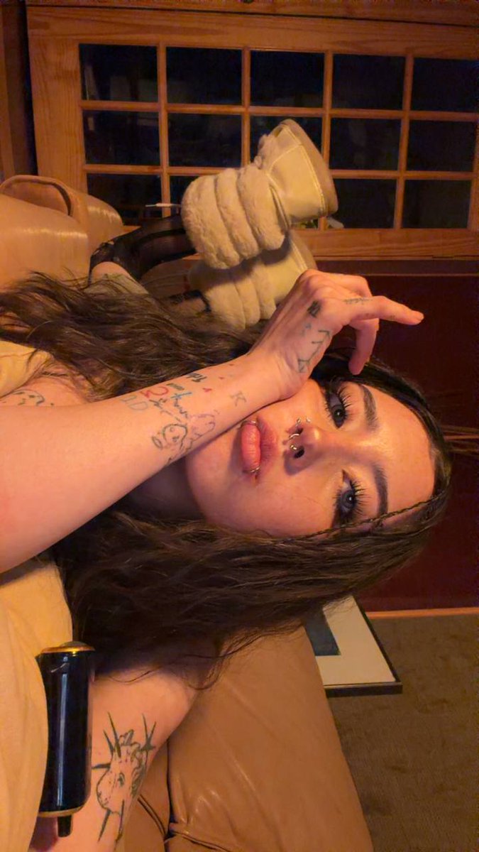 KissAnnaMariee's tweet photo. day dreaming you in my bed rn having spoon cuddles 🫠 https://t.co/bqjMkzuzu7