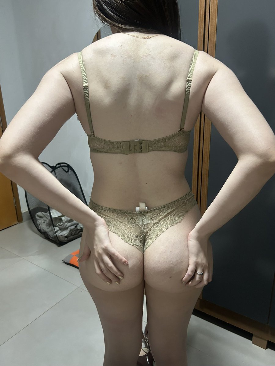 Feromonioos's tweet photo. Seguidor mandou essas fotos da sua namorada, ele quer saber o que acharam e o que fariam com ela. https://t.co/U2hpk4ANuJ