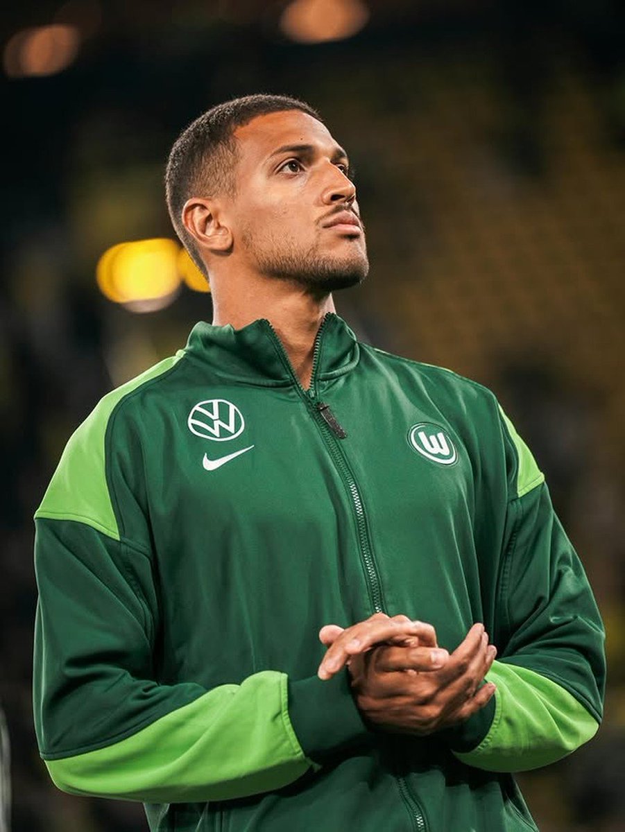 rafagbortoloti's tweet photo. GOLAÇO! 

Ex-Flamengo, o meia Vini Souza marca de fora da área em goleada do Wolfsburg por 5 a 2 sobre o Karlsruher, fora de casa, e time assume vice-liderança da 2ª divisão alemã.

“Venho treinando muito o chute de longa distância. Feliz por ajudar”, celebrou o brasileiro. https://t.co/Zu5JFBIuEV