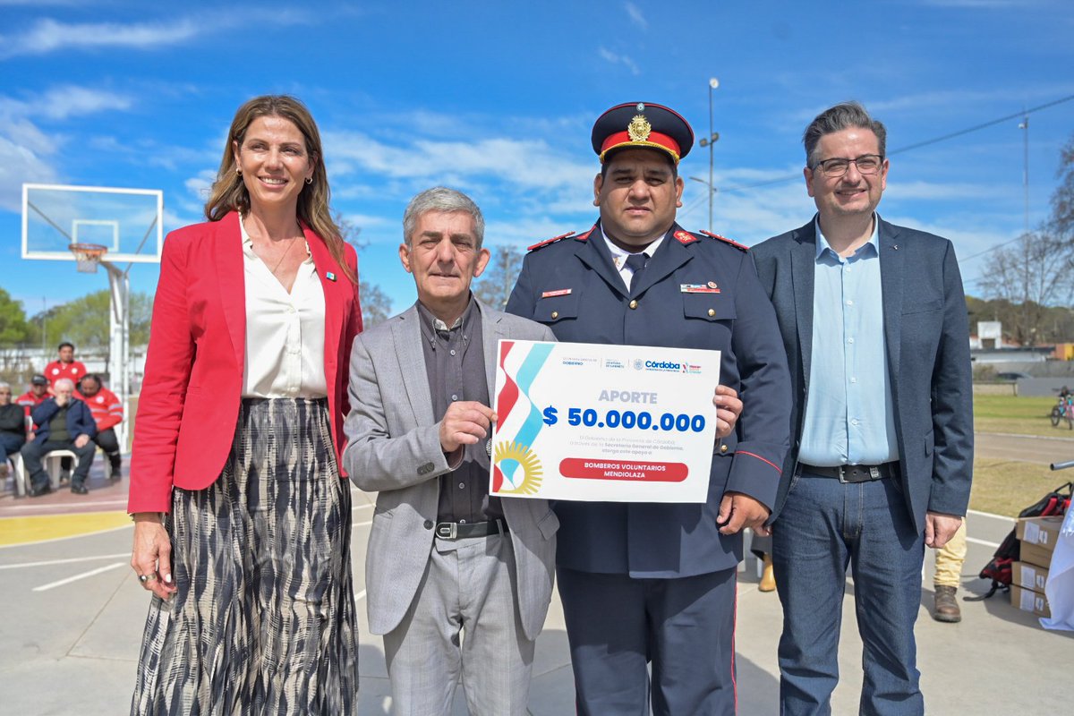 secgobiernocba's tweet photo. 30 años al servicio de #Mendiolaza.

El secretario General de Gobierno, @GustavoHBrandan, participó del aniversario del cuartel de Bomberos Voluntarios de Mendiolaza y entregó un aporte de $50 millones para mejorar su infraestructura. 👇🏼 https://t.co/ua9uObGzvr