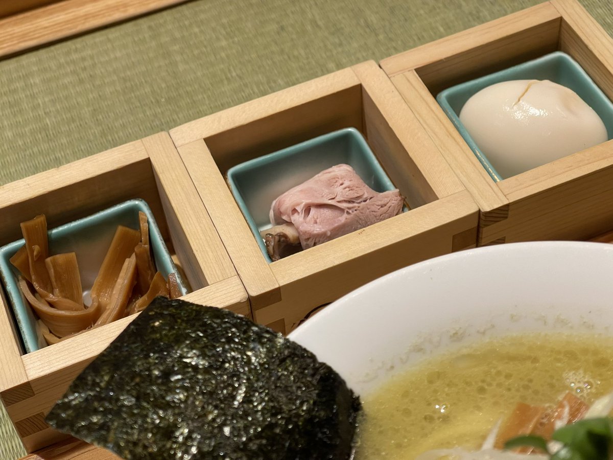 uncoman65's tweet photo. こんな時間に外へぶらり…牡蠣ラーメン食べてきた https://t.co/2HRBHRk9uY