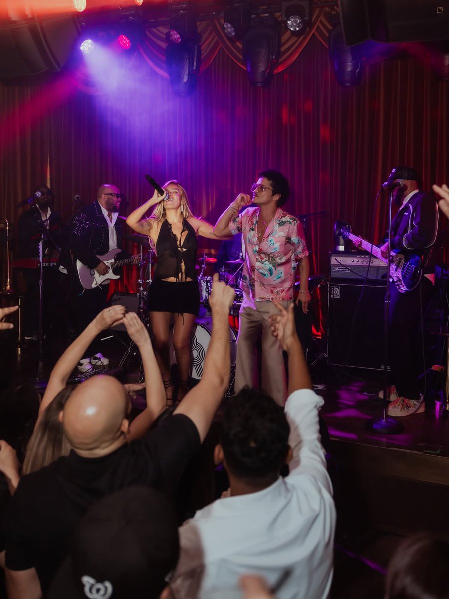 marschives's tweet photo. 🍸 Bruno Mars and Karol G performs on stage together, in celebration of the release of their first ever collaboration track; ‘Still’, at Mars' ‘The Pinky Ring’ lounge at the Bellagio, back in August 3rd.

Aside from the first ever live performance ‘Still’, the pair also performed ‘Si Antes Te Hubiera Conocido’ together.

© Daniel Ramos (@Spiribolt)
#NoMeArrepientoDeSentirTanto 
#Still