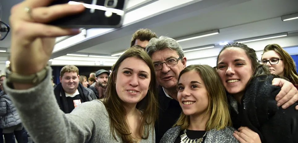 ImpactMediaFR's tweet photo. 🇫🇷🗳️👥 FLASH

JEAN-LUC MÉLENCHON CARTONNE CHEZ LES JEUNES 📈

👉 Dans un nouveau sondage publié aujourd’hui, Jean-Luc Mélenchon recueille entre 41 % et 45 % des intentions de vote chez les 18-24 ans au premier tour, selon les configurations testées. 

👉 Au second tour face à Marine Le Pen, 64 % des 18-24 ans voteraient pour Jean-Luc Mélenchon, contre 36 % pour la candidate du RN.

La mobilisation des jeunes pourrait donc peser lourd dans la présidentielle de 2027.

(Elabe pour BFMTV / La Tribune Dimanche)