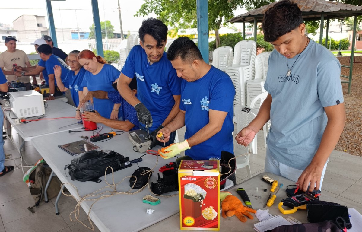 ZumarGye's tweet photo. En el Taller de reparación de línea blanca en ZUMAR practicaron con diversos aparatos dañados, para aplicar las enseñanzas del docente. La Alcaldía brinda estas capacitaciones gratuitas a través de ZUMAR para que la comunidad pueda emprender.
#GuayaquilNoSeDetiene #ObraDeAquiles https://t.co/vWKJMxyvaS