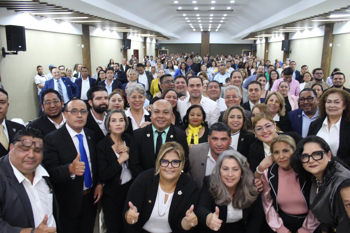 TommyZambranoM's tweet photo. Agradezco a la Comisión Jurídica de Abogados por la realización de este Congreso Jurídico Internacional, un espacio de formación e intercambio de conocimientos que fortalece el liderazgo y la preparación de nuestra institución. ⚖️🔵⭐️

¡Sigamos construyendo juntos un Partido Nacional más fuerte y preparado! 🇭🇳