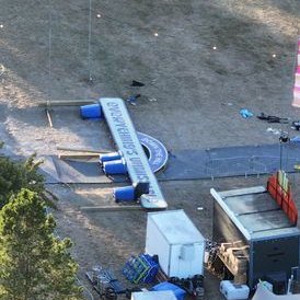 Biggerthatyour's tweet photo. No clear public photo of the specific sign that fell has been released or widely shared https://t.co/j431e2czJR reports and eyewitness accounts consistently describe it only in words: huge / massive wooden (timber) overhead sign It displayed the words “Everything’s Unmissable” https://t.co/WqYPyU2gdB