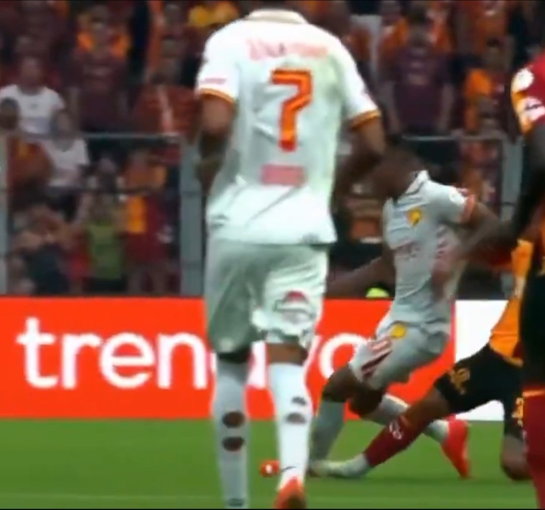 thmdgn's tweet photo. @SaracogluSports Pozisyonu göz(t)ünğzr sokmak lazım.  Temas bile yok ayak yerde https://t.co/me2m9C8BwT