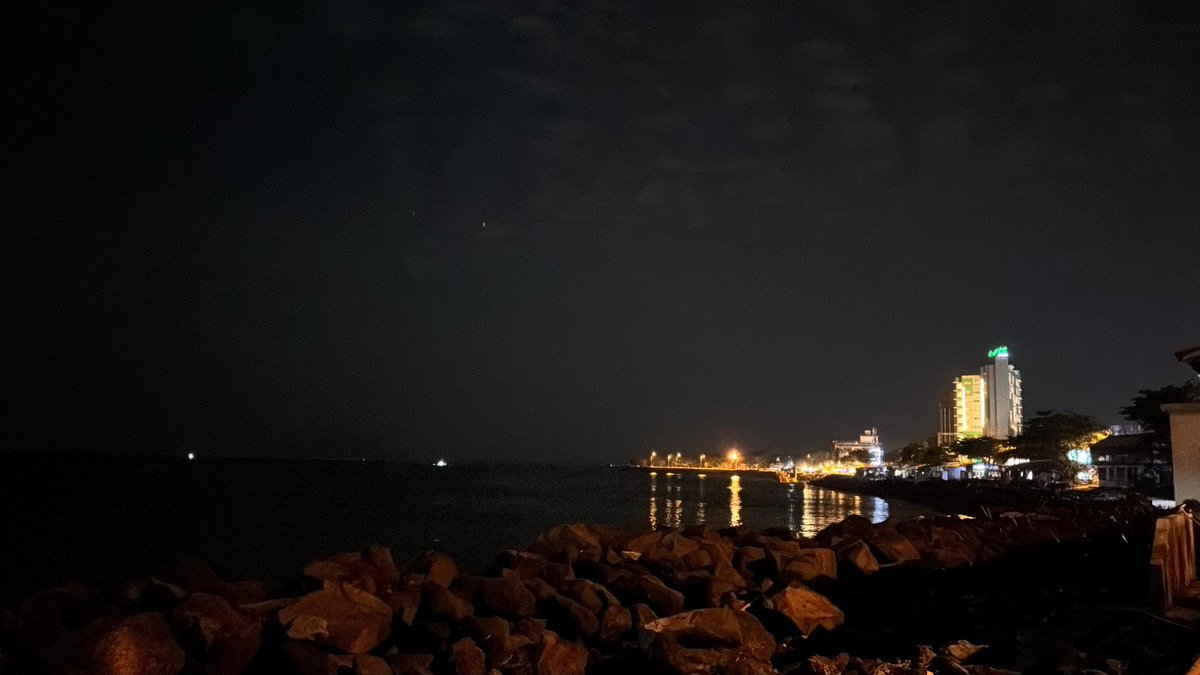 malkiesx's tweet photo. Menyusuri kawasan Manado, menikmati angin laut malam dengan diterangi bulan 🌙 https://t.co/yFycmk1n3t
