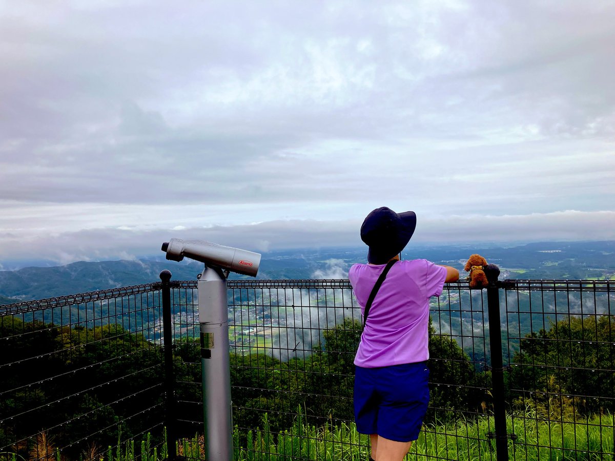 Nikusatomi's tweet photo. おはよう⛰️8/29(土)8月定山＆低山⛰️弓立山😊山頂にて朝ごはん🍽️果物いっぱい7種盛り🍎🍊🍍🥝🍌🍅💜ラズベリーパン❤️洋菓子🤎☕️天気🌧️予報、眺望期待せずに山頂到着💦☁️でも眼下の町が👀びっくり😳のんびりしながら１時間☂️が少しパラつき始め、ガスって真っ白😅こんな天候でも景色最幸🤗運がいい💕 https://t.co/mQN2dAL2eN