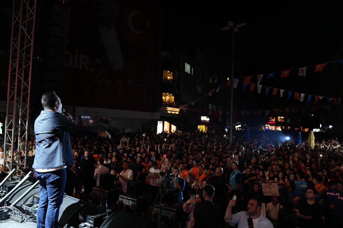 avyusufibis's tweet photo. 📍Kasımpaşa Kızılay Meydanı’ndayız🙋🏻‍♂️

İstanbul’umuzun gençleriyle BEYOĞLU FEST’te bir araya geldik. 🚀

Yazın enerjisi, gençliğin adresi: AK Gençlik! 😎

@nevzatyucetr
@MehmetkurtulsAK https://t.co/2EOCYwflmT
