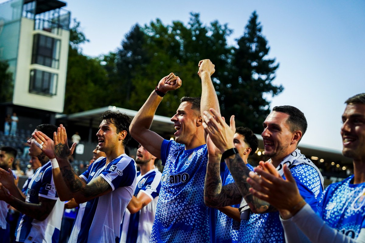 FCPorto's tweet photo. Obrigado, Dragões. Uma força que nos torna únicos 💙

 𝗡𝗘𝗫𝗧 👉 regresso a casa vs Moreirense
➡️ https://t.co/iWligzkOTZ

#AVFCFCP #PortoDeHonra https://t.co/kmoYn0p6zU