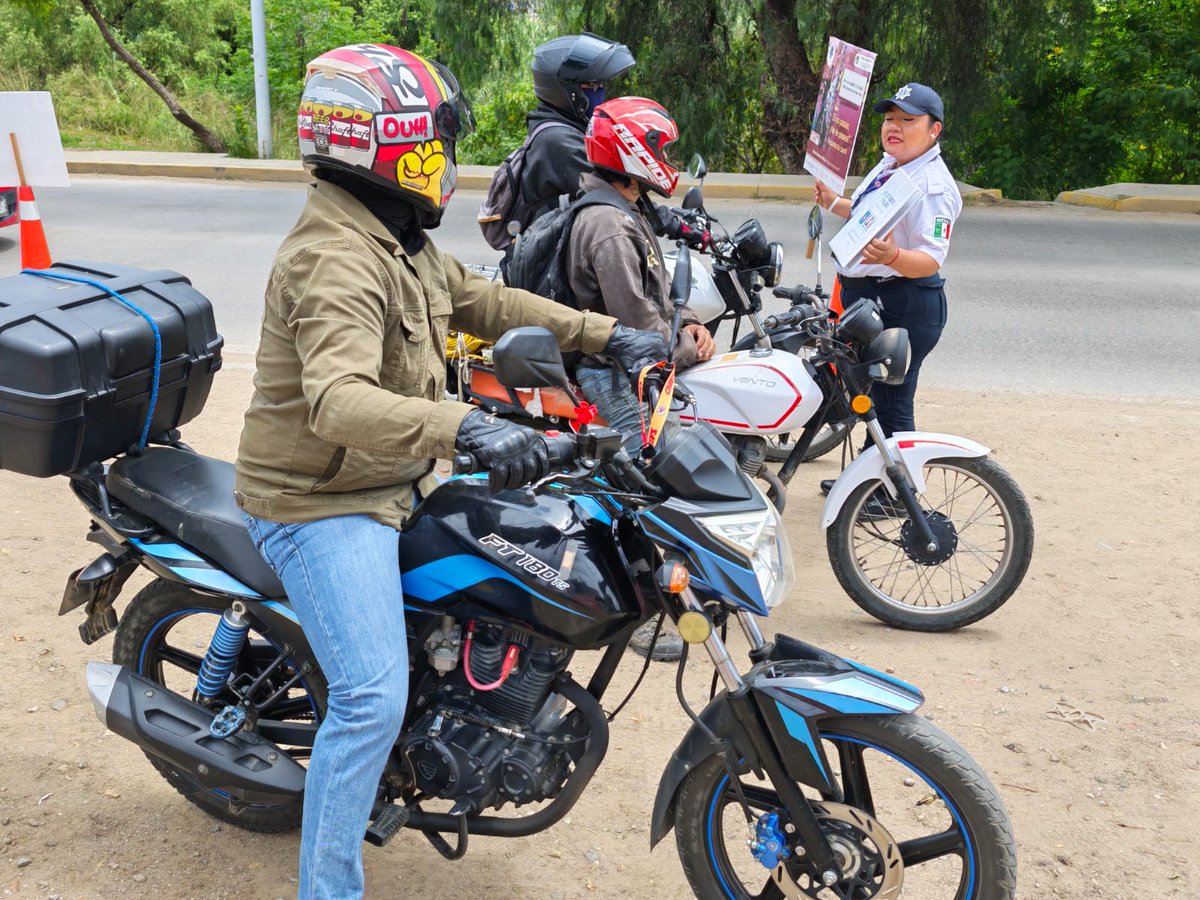 PolVial_GobOax's tweet photo. 👮🏾♂️🚔 Fortalecemos la estrategia Piensa, Lleguemos A Salvo, en #SanJacintoAmilpas
👏🪖🏍️ ¡Reconocemos tu responsabilidad al utilizar correctamente el casco de seguridad!
@GobOax @salomonj @FelixQuirozJ @ToryLopezS https://t.co/AWDt4KngCB