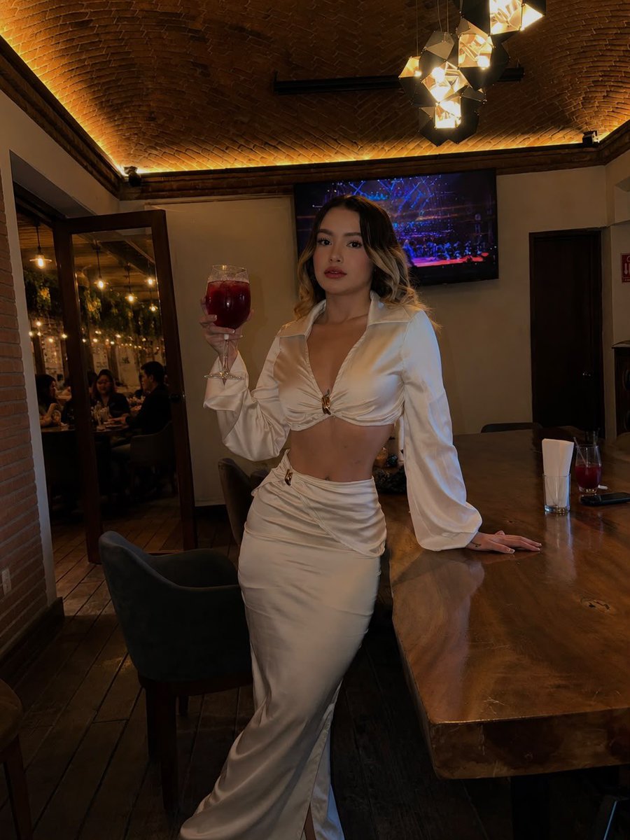 ValeriaM9CS's tweet photo. ¿Qué tan peligroso sería que esta noche termináramos conociéndonos? 👀💋
    #Queretaro #QroNight #Coqueta #Mexico https://t.co/cpQJTXQ1BT
