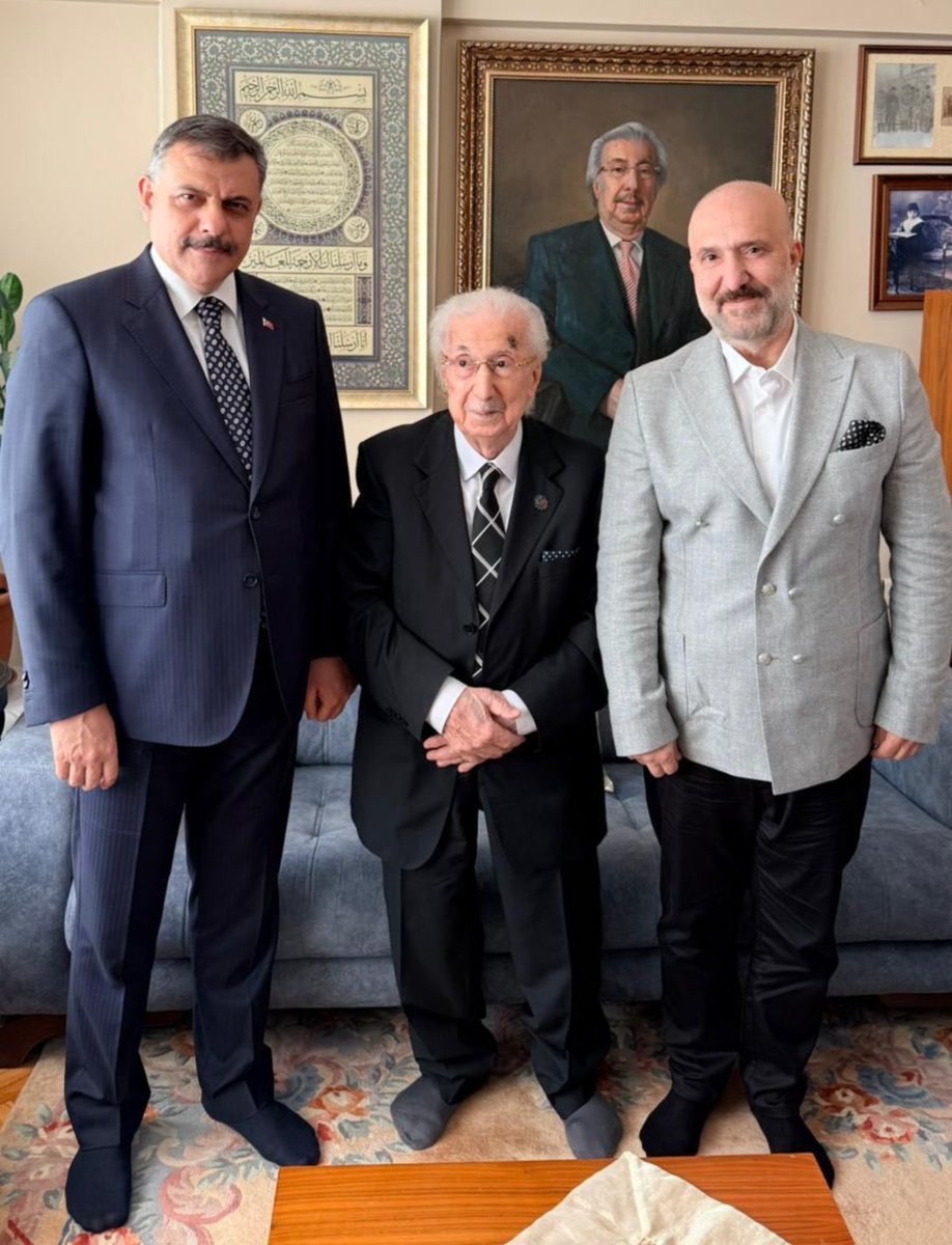 misvakcaps's tweet photo. Özümüze dönüyoruz!

Bir İçişleri Başkanı düşünün ki, ecdad yadigârı, Sultan II. Abdülhamid Han’ın torunu Harun Abdülkerim Osmanoğlu'nu ziyaret ederek hayır dualarını alıyor.

İçişleri Bakanı Mustafa Çiftçi'yi hassasiyetlerinden dolayı tebrik ediyoruz. https://t.co/C0q2XOz5li