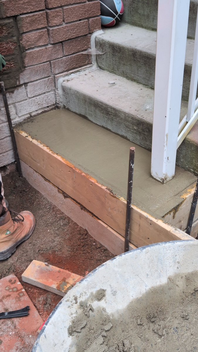 dallybeans's tweet photo. 6 hours later... 

A single step was not too hard to demolish, form, and pour all in one day.

The wall is looking better too. 🧱✨👷‍♀️ https://t.co/sjvyRi5ly1