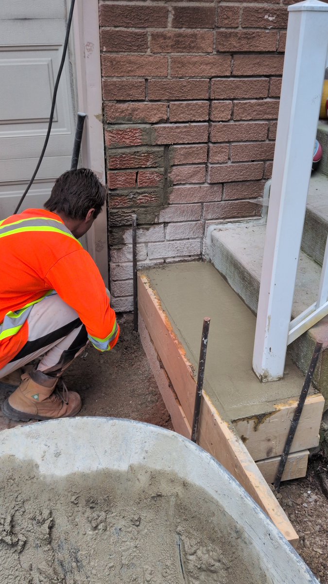 dallybeans's tweet photo. 6 hours later... 

A single step was not too hard to demolish, form, and pour all in one day.

The wall is looking better too. 🧱✨👷‍♀️ https://t.co/sjvyRi5ly1