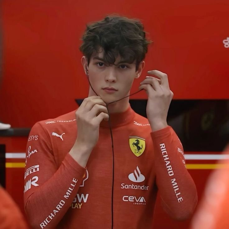 spicyramensbowl's tweet photo. Tell me whatever you want, but I want to see ollie in red instead of LH #f1twt https://t.co/1dYoip82R9