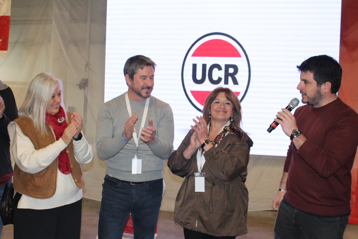 leonelchiarella's tweet photo. En Esquel acompañé al radicalismo de Chubut en la renovación de sus autoridades.

Felicitaciones a Gerardo Merino, que fue elegido presidente de la UCR Chubut, y a toda la mesa que estará al frente de esta nueva etapa. También mi agradecimiento a Gustavo Menna por el trabajo realizado durante estos años.

La Juventud Radical también renovó sus autoridades, con Agus Barletta como nueva presidenta provincial. Junto a Nahuel Breglia, presidente de la JR Nacional, acompañamos su asunción y la de todo el equipo.

Seguimos recorriendo el país, acompañando a cada provincia y trabajando para fortalecer la Unión Cívica Radical. 💪🏻🇵🇱