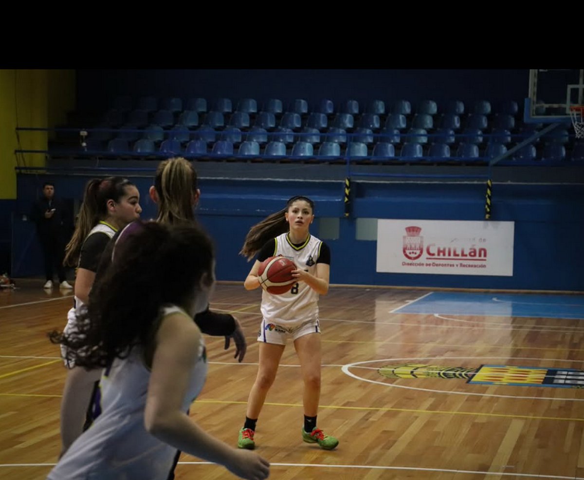 ChillanOnline's tweet photo. El semillero del Municipal Chillán lleva 14 talentos a la gran final nacional de básquetbol escolar https://t.co/UCaYly5LbV a través de @CHILLANONLINE https://t.co/knQHM6E8Mk