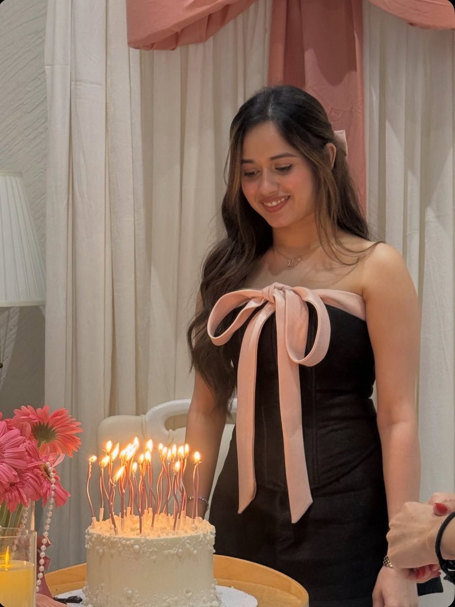 only_jannat's tweet photo. Happiest of birthdays to my forever favorite girl💗🎀 Another year of you, another year of being grateful that you exist…🥹✨

#JannatZubair #Jzee25thbirthday https://t.co/JjUFTLJgvE