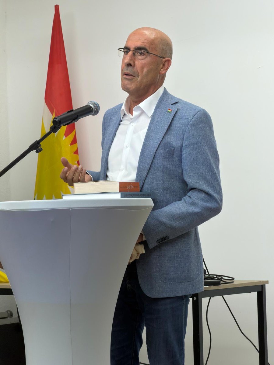 KGDOnline's tweet photo. Kurdische Gemeinschaft Herne (ASO) weiht neue Vereinsräume ein

Heute waren wir auf Einladung der Kurdischen Gemeinschaft Herne (Komela ASO) e.V., einem Mitgliedsverein der Kurdischen Gemeinde Deutschland (KGD), bei der feierlichen Einweihung ihrer neuen Vereinsräumlichkeiten in Herne zu Gast.

Mehr als 200 Gäste nahmen an dem Festakt teil – darunter Vertreterinnen und Vertreter weiterer KGD-Mitgliedsvereine, Persönlichkeiten aus der kurdischen Community sowie zahlreiche Mitglieder und Freunde des Vereins.

Die Vereinsvorsitzende Newroz begrüßte die Gäste und gab einen Einblick in die vielfältigen Aktivitäten von Komela ASO. Auch die Jugendgruppe des Vereins stellte sich und ihre Arbeit vor.

Die Grüße und Glückwünsche der Kurdischen Gemeinde Deutschland überbrachte unser stellvertretender Bundesvorsitzender Mehmet Tanriverdi. Als Zeichen der Verbundenheit überreichte er dem Verein neben zwei Büchern eine Spende der KGD in Höhe von 500 Euro für die neuen Räumlichkeiten.

Die neuen Räume sind weit mehr als ein Treffpunkt: Sie schaffen einen Ort für Begegnung, Kultur, Jugendarbeit, gesellschaftliches Engagement und den Zusammenhalt der kurdischen Gemeinschaft. Gerade die Arbeit unserer Mitgliedsvereine vor Ort bildet eine wichtige Grundlage für eine starke und lebendige kurdische Zivilgesellschaft in Deutschland.

Im Anschluss lud der Vorstand alle Gäste zu einem gemeinsamen Essen mit kurdischen Spezialitäten ein.

Wir gratulieren der Kurdischen Gemeinschaft Herne (Komela ASO) herzlich zu ihren neuen Räumlichkeiten und wünschen dem Vorstand, der Jugendgruppe und allen Mitgliedern viel Erfolg, Kraft und Freude bei ihrer weiteren Arbeit.

Bi xêr û pîroz be! 💐☀️