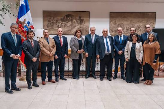 diputadonaranjo's tweet photo. El gremio de los camioneros que por cualquier alza menor del combustible le hacían la vida imposible a los gobiernos anteriores .Resulta que ahora -que hubo un alza desmedida- no dicen ni hacen nada y se abrazan con el Pdte Kast.¿Queda claro su comportamiento histórico ? https://t.co/9T06QEDmr1