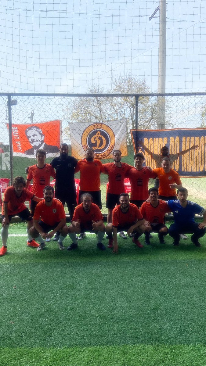 DIMAS__FC's tweet photo. - mais um sabaDIMAS vitorioso!

- abrimos 4x0 no primeiro tempo com hat trick do nosso craque Leal

- no segundo tempo o bicho pegou e descontaram para 4x3

- os últimos cinco minutos foram de bico pra frente e casinha fechada, três pontos na conta do Dimas!

🟠⚪️⚫️
#PorLaPrimera https://t.co/qSGDP7pCaj