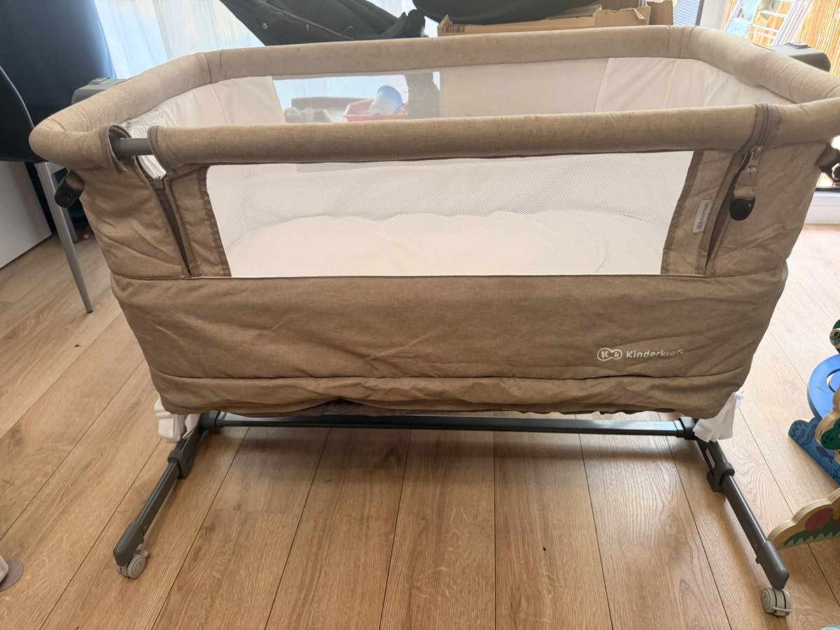 DouceFollasse's tweet photo. Je vend un cododo kinderkraft 70 balles RT svp ça m’encombre trop https://t.co/GzaKHYxIWL