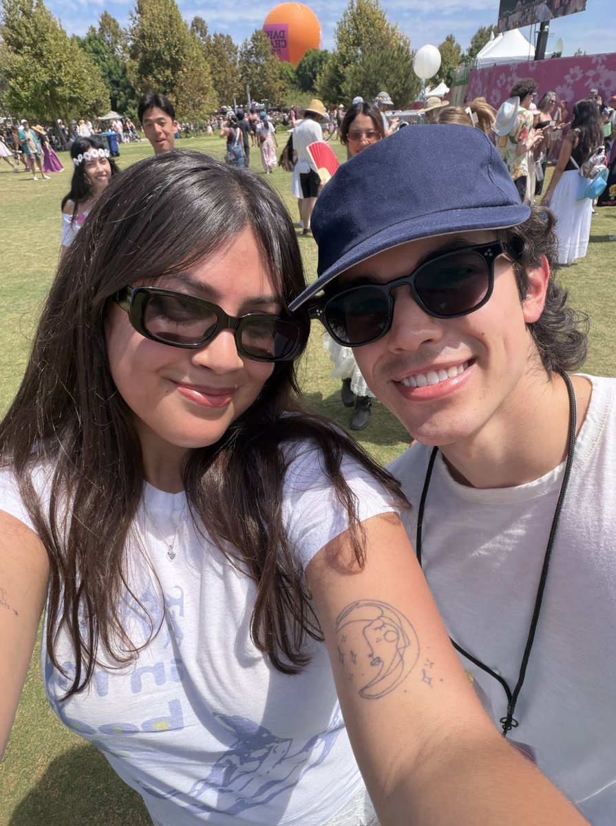 UnraveledTours's tweet photo. Conan Gray in attendance at #DaisyChainFields! https://t.co/xpWVmCO1hP