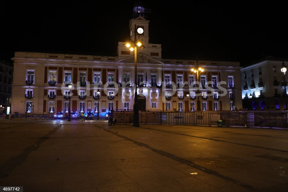 jesanez's tweet photo. Miles de venezolanos se manifestan en la Puerta del Sol de Madrid para protestar por el saqueo de sus recursos naturales. https://t.co/VLfEr5tNzP