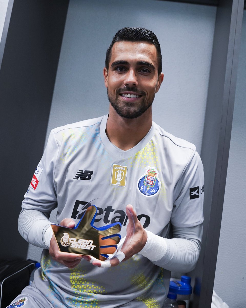 FCPorto's tweet photo. 😁🧤 https://t.co/WrxeSBTk5R