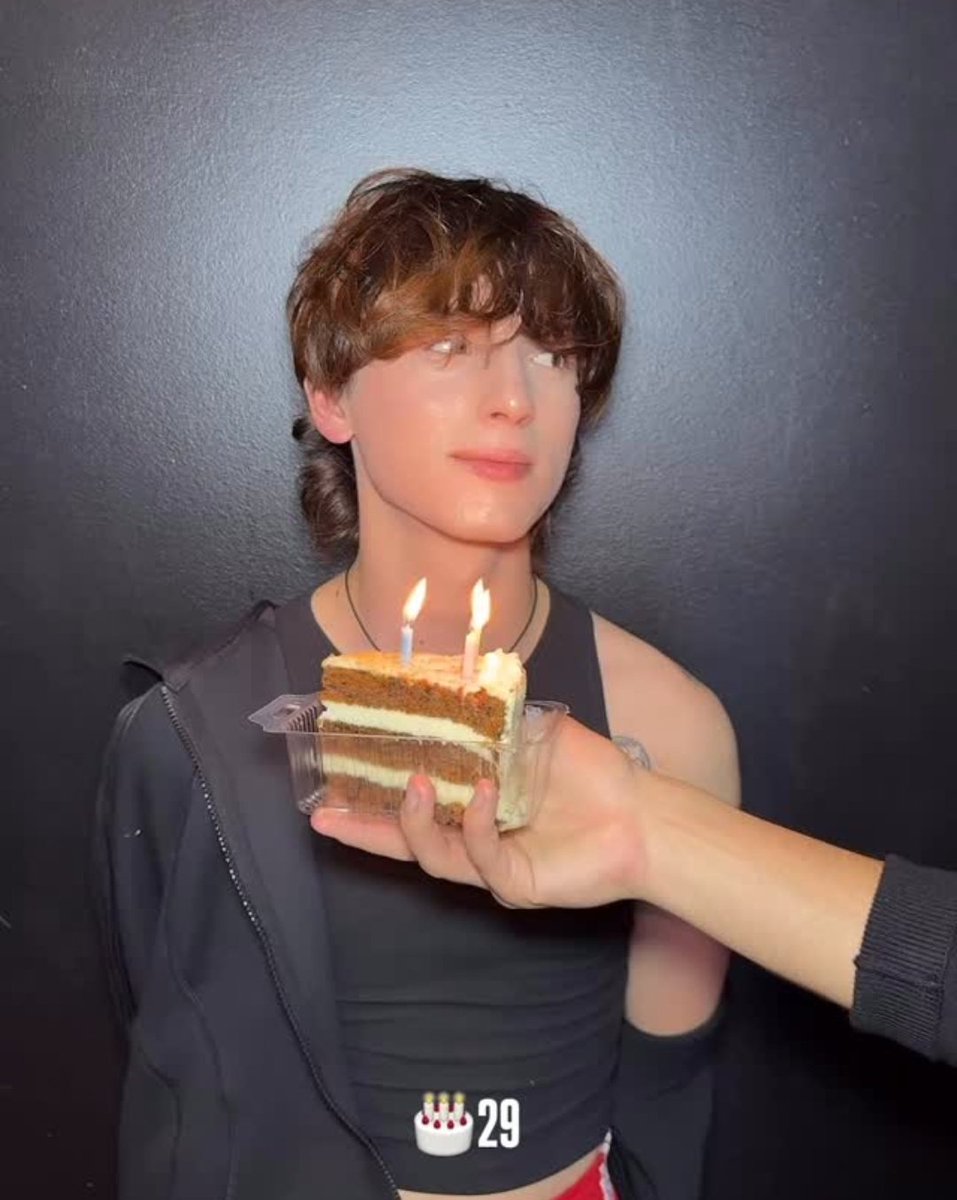 CatalinaJi17579's tweet photo. Hola! Soy Cata, tengo 25 años. Conozco a los chiquillos desde octubre del año pasado pero me hice qni por diciembre (cuando sacaron cake pop JXJDJD). 
Mi Bias es el Aia, pero en general soy OT6. 
Estoy de marzo de este año en qnitwt 💋
Hablen con confianza nomás 🫪
#qnisorritas https://t.co/3X9vkinWIc