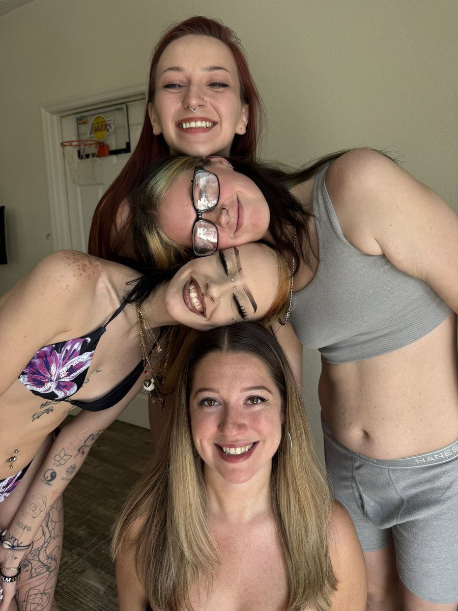 slutttree's tweet photo. Going live on strip chat with @theBoomBoomR00m @pytlilith @NiNiNationX 

🔞🔗🔕 https://t.co/5rAty9bl10