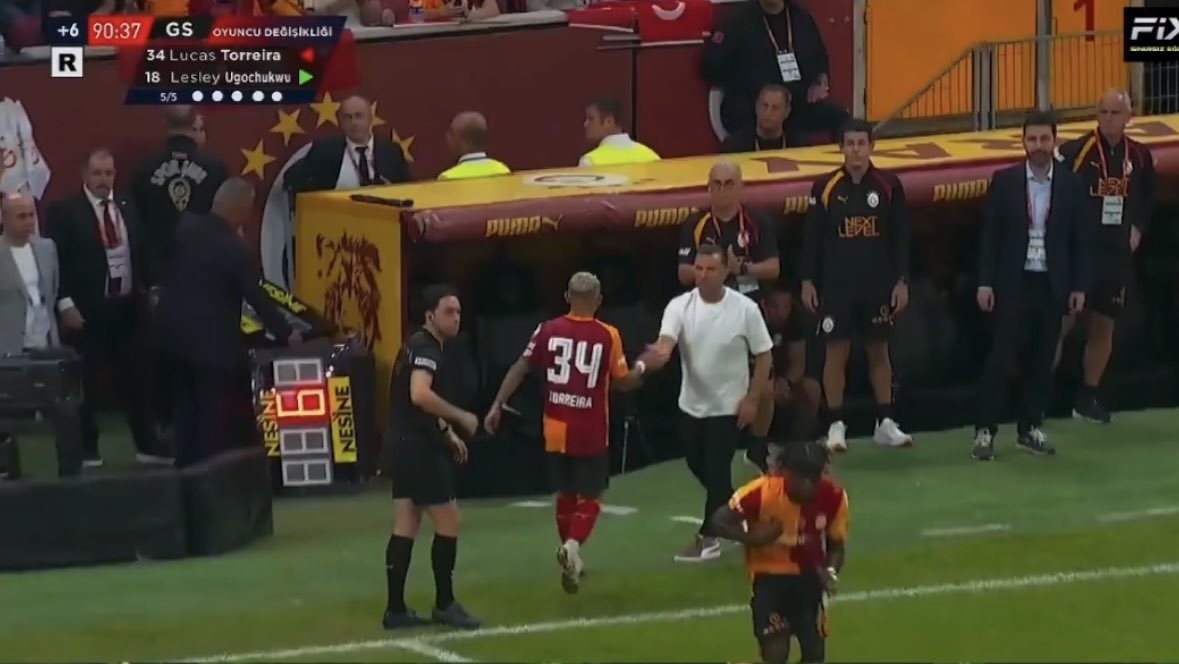 DegajSportscom's tweet photo. Torreira 21 saniyede oyundan çıkıyor, maçın en kritik anında 1 dakika kenarda bekletilmiyor. 

Kurallar yine Galatasaray’a uygulanmıyor. Bravo Mehmet Türkmen. Bravo 4. hakem Ayberk Demirbaş. https://t.co/e4FtdtjZ3K