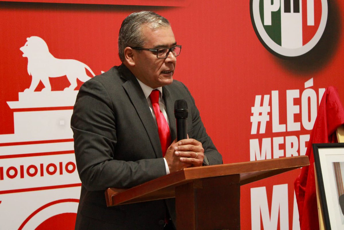 PRIGTO's tweet photo. Debelación de fotografía del expresidente del @PRILeonCM @DennyMendezGTO
Trabajo y unidad
@PRIGTO @RuthTiscareno @Bony_Rguez @zadeira
#PRIGto https://t.co/4emqCX44lK
